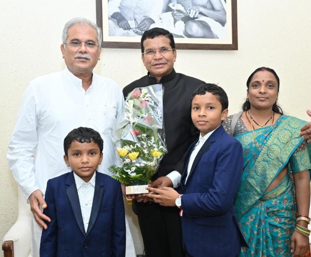 रायपुर : मुख्यमंत्री से नवनियुक्त मंत्री श्री मोहन मरकाम ने सपरिवार की सौजन्य मुलाकात..