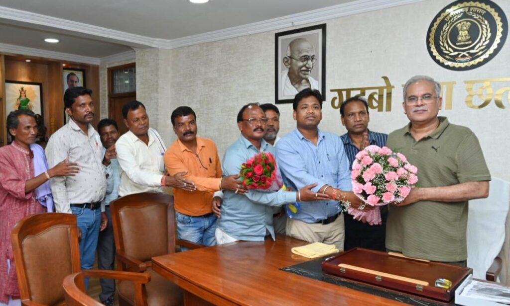 रायपुर : मुख्यमंत्री से सौंरा, गोंड़, बिझिया, उरांव, भुंजिया आदि समाज के प्रतिनिधियों ने की सौजन्य मुलाकात….