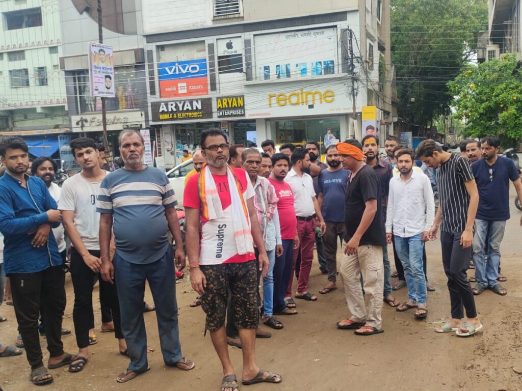 हाईटेंशन वायर की चपेट में आकर युवक की मौत:लोगों का फूटा गुस्सा, पीड़ित पत्नी को स्थायी नौकरी और 50 लाख मुआवजा देने की मांग..