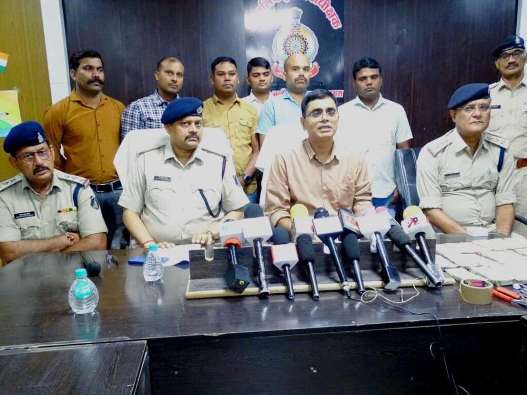 CG: ATM में पैसे डालने वाले ने ही उड़ाए 6 लाख: साथियों के साथ मिलकर दिया अंजाम, 24 घंटे के अंदर दबोचे गए 3 आरोपी…