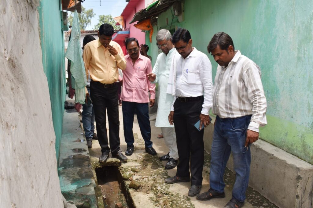 वार्ड क्र. 14 पम्प हाउस के झोपड़ीपारा बस्ती में मिली शिकायत पर समस्या के निराकरण के लिये पहुंचे महापौर