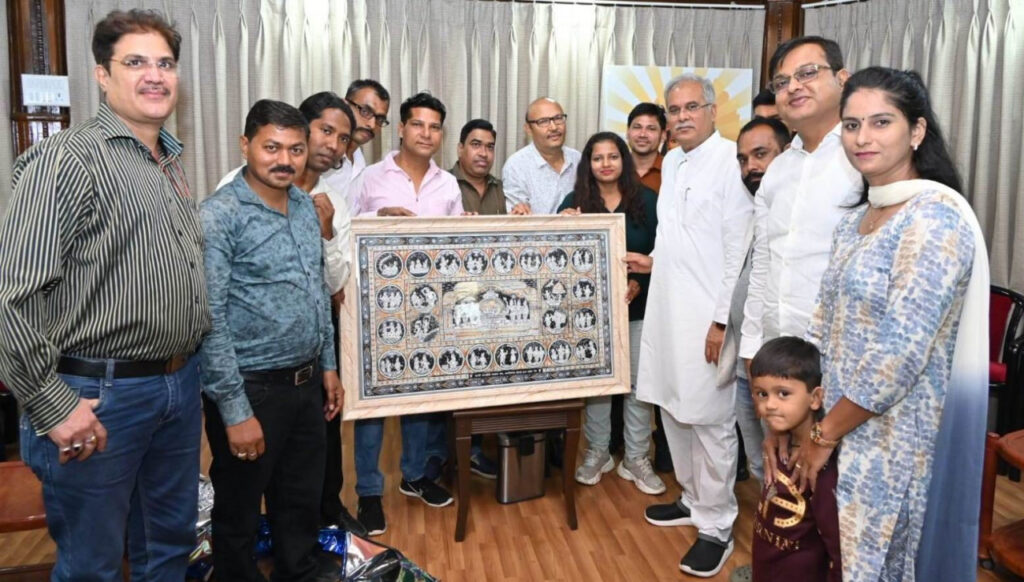 रायपुर : ओडिशा के कलाकार के रामायण आधारित पटचित्र की मुख्यमंत्री ने की सराहना