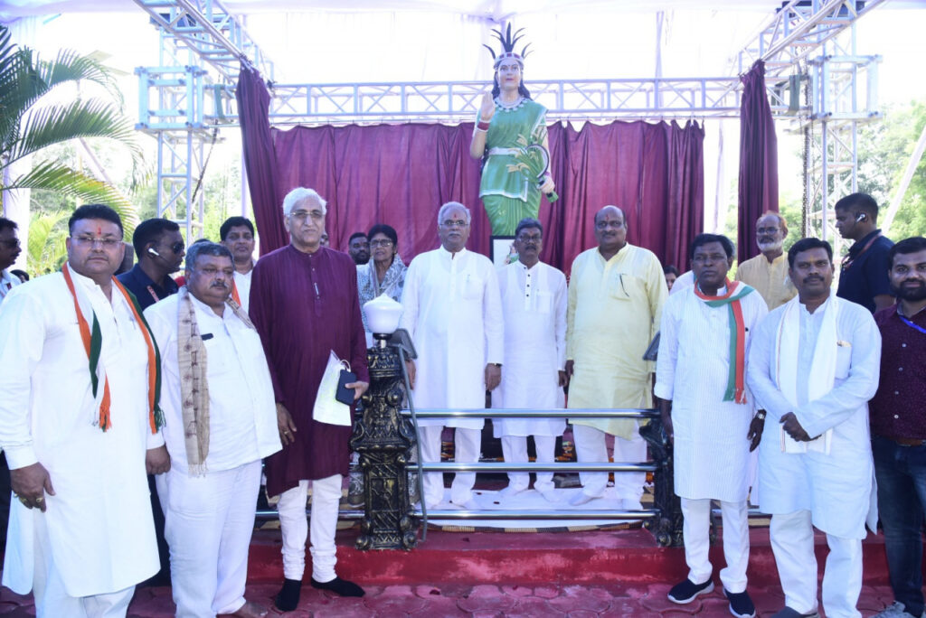 रायपुर : मुख्यमंत्री श्री भूपेश बघेल ने कलेक्ट्रेट परिसर में छत्तीसगढ़ महतारी की प्रतिमा का किया अनावरण