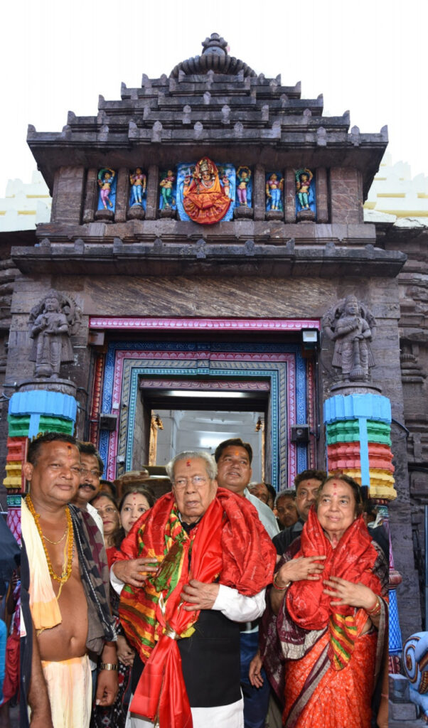रायपुर : राज्यपाल ने सपरिवार श्री मंदिर में भगवान जगन्नाथ का दर्शन कर पूजा-अर्चना की…