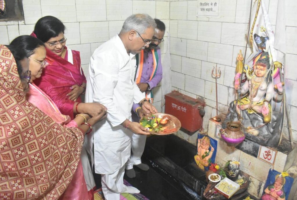 रायपुर : मुख्यमंत्री श्री भूपेश बघेल ने सावन सोमवार के अवसर पर ग्राम भरदा के शिव मंदिर में की पूजा-अर्चना…