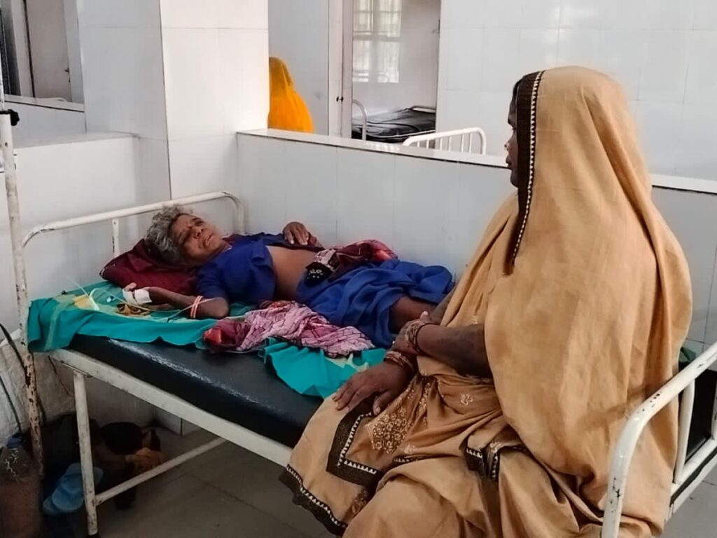KORBA: दंतैल हाथी ने बुजुर्ग महिला पर किया हमला: मरा हुआ समझकर जंगल में गया, बेहोश महिला को लेकर लोग पहुंचे अस्पताल; इलाज जारी…