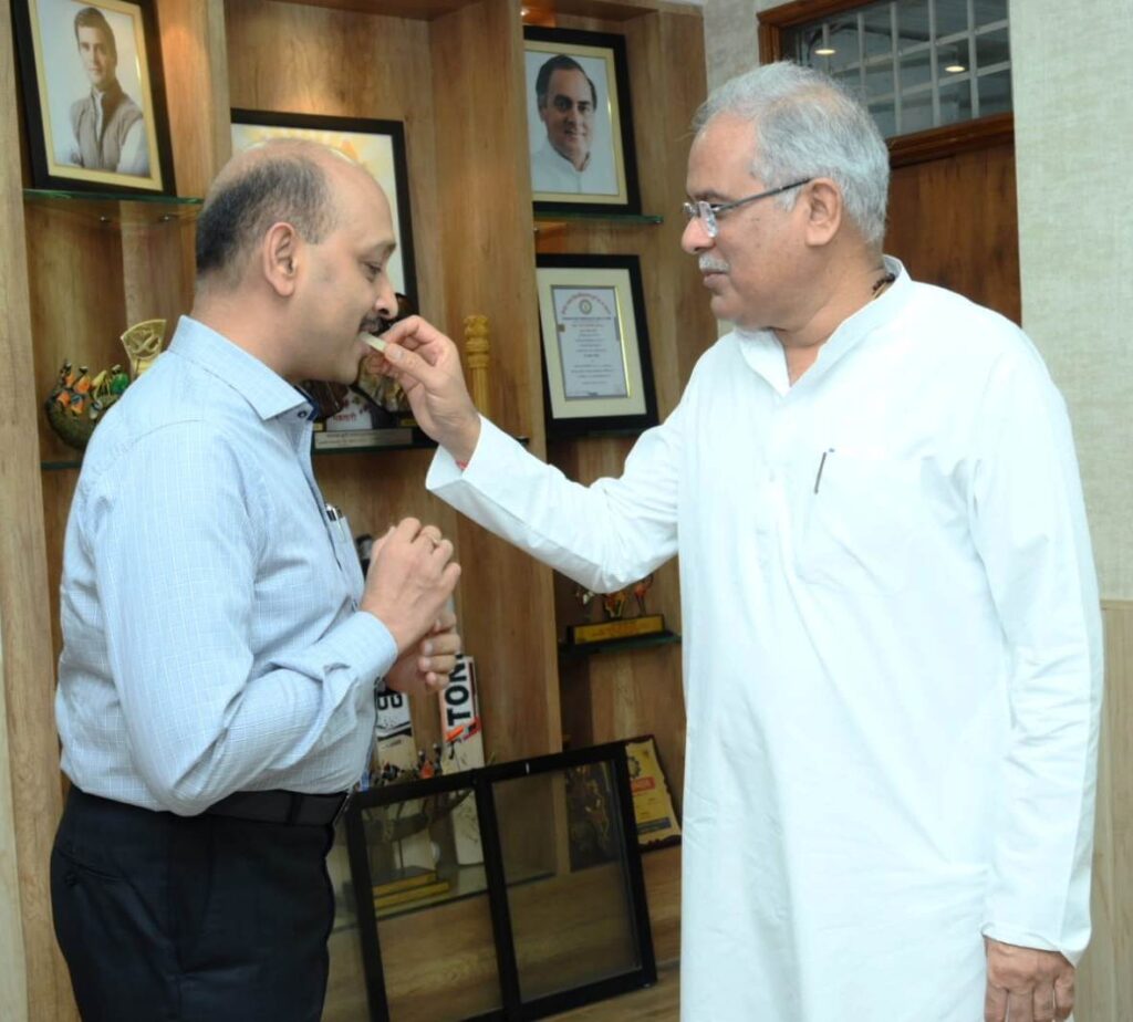 रायपुर : मुख्यमंत्री श्री भूपेश बघेल ने अपर मुख्य सचिव श्री सुब्रत साहू को दी जन्मदिन की बधाई