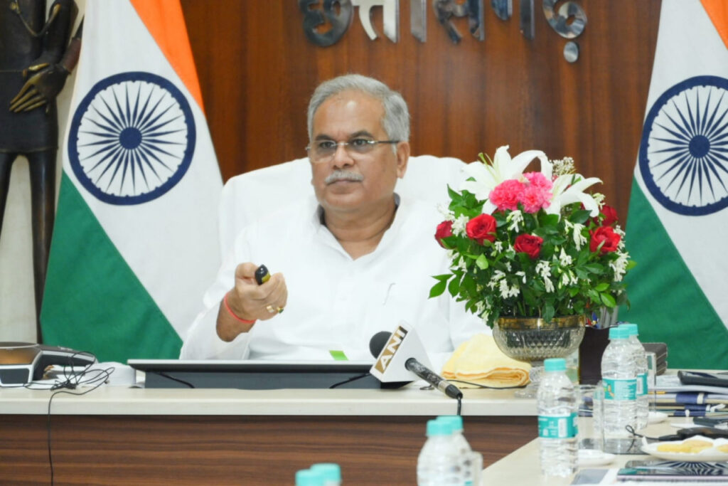 रायपुर : मुख्यमंत्री निवास में गोधन न्याय योजना के हितग्राहियों को राशि के वितरण के लिए आयोजित कार्यक्रम शुरू..