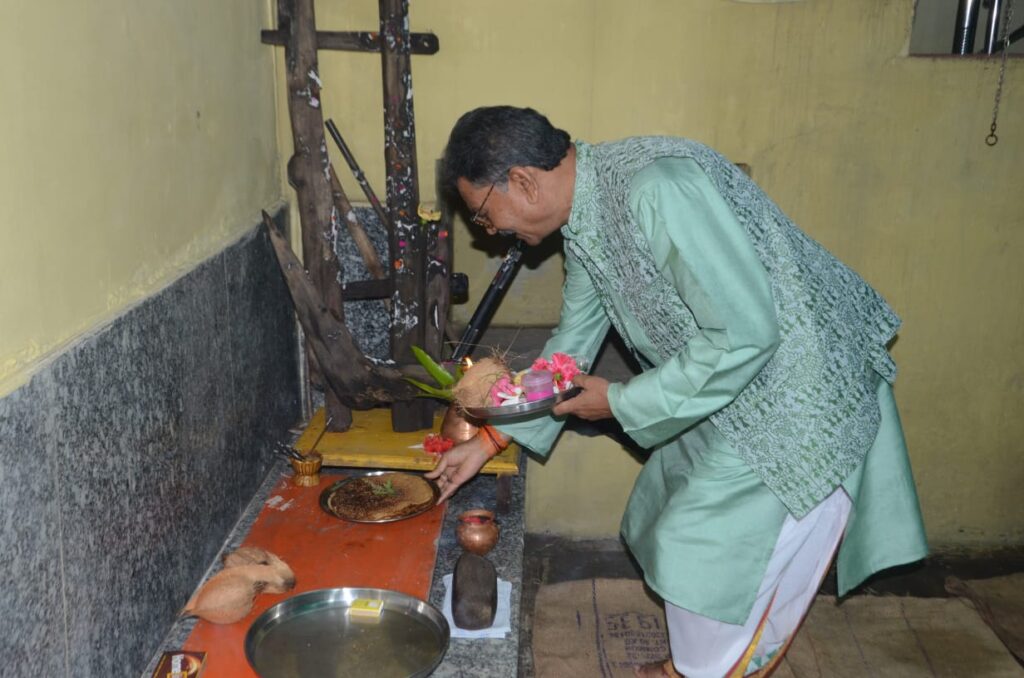 जांजगीर-चांपा : विधानसभा अध्यक्ष डॉ चरणदास महंत ने कृषि उपकरणों की पूजा अर्चना कर उन्नत कृषि और किसानों की खुशहाली की कामना की