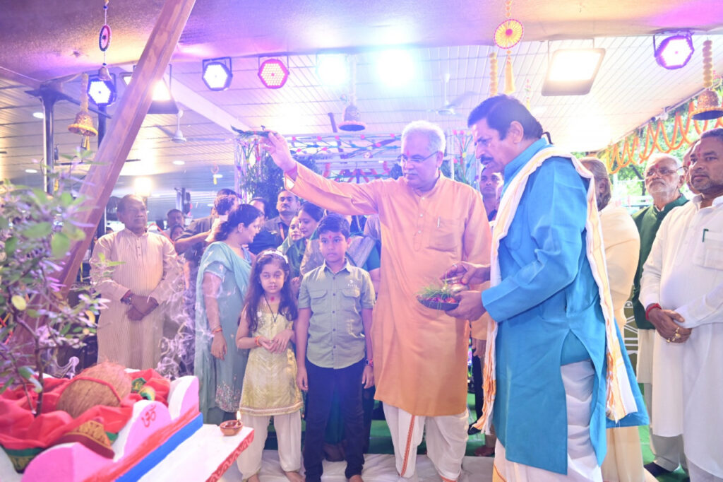 रायपुर : मुख्यमंत्री श्री बघेल ने अपने निवास में सपरिवार कृषि यंत्रों की पूजा कर इस साल अच्छी खेती और प्रदेशवासियों की सुख समृद्धि और खुशहाली की कामना की…