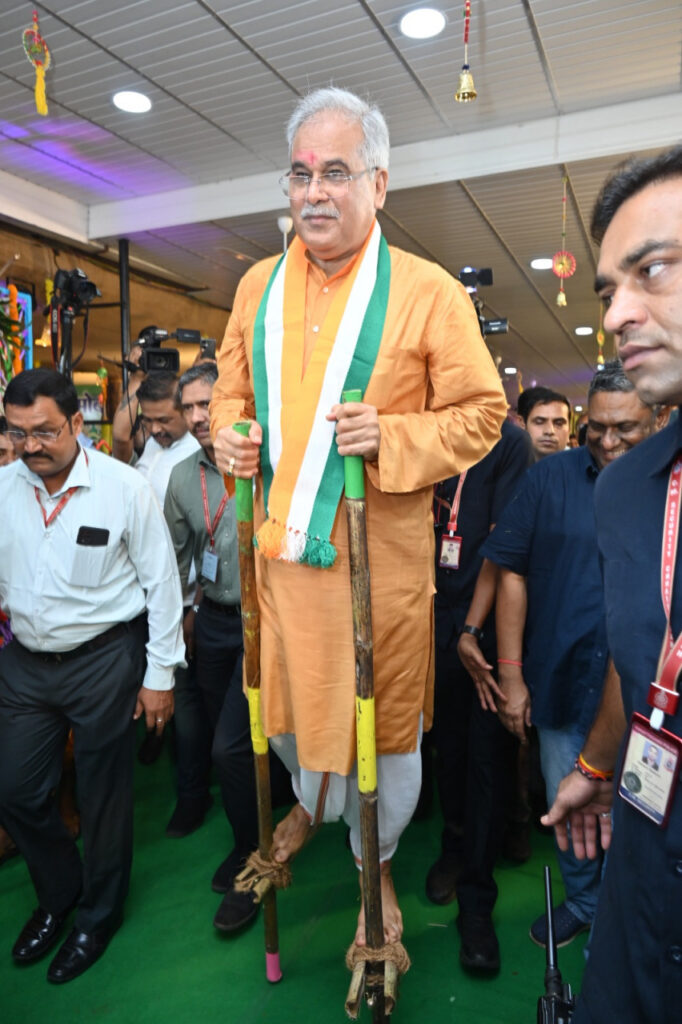 रायपुर : गेड़ी पर चढ़कर सरपट चले मुख्यमंत्री…