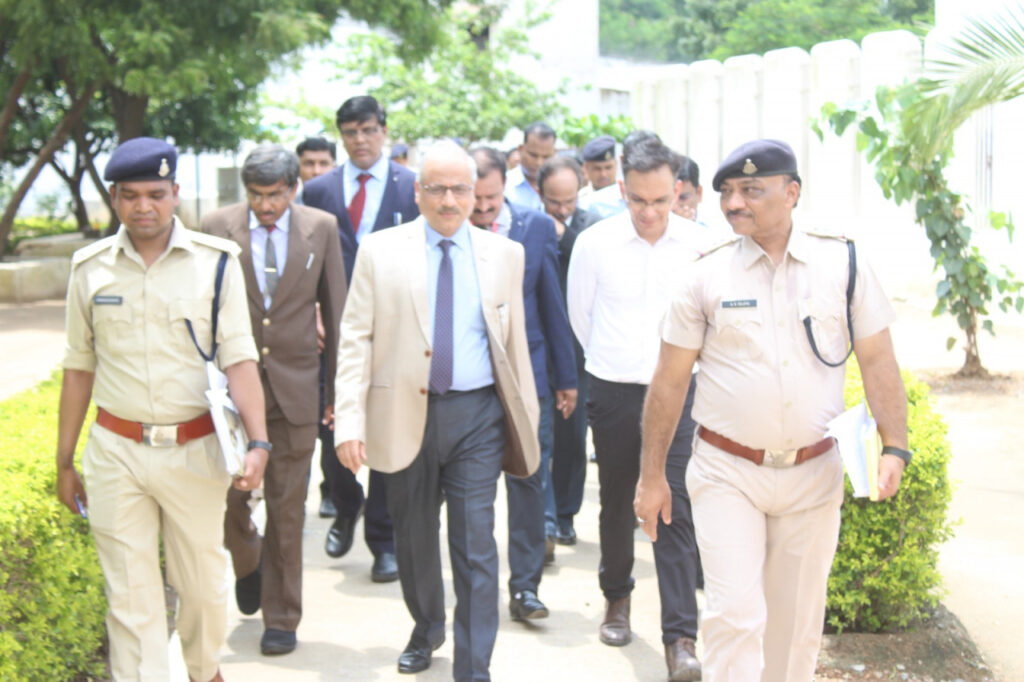 रायपुर : चीफ़ जस्टिस श्री रमेश सिन्हा ने किया केन्द्रीय जेल का निरीक्षण