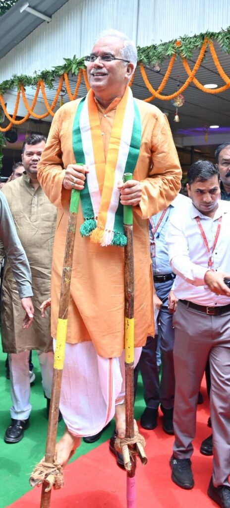 रायपुर : गेड़ी चढ़े, रहचुली में झूले, हरेली के रंग में रंगा मुख्यमंत्री निवास