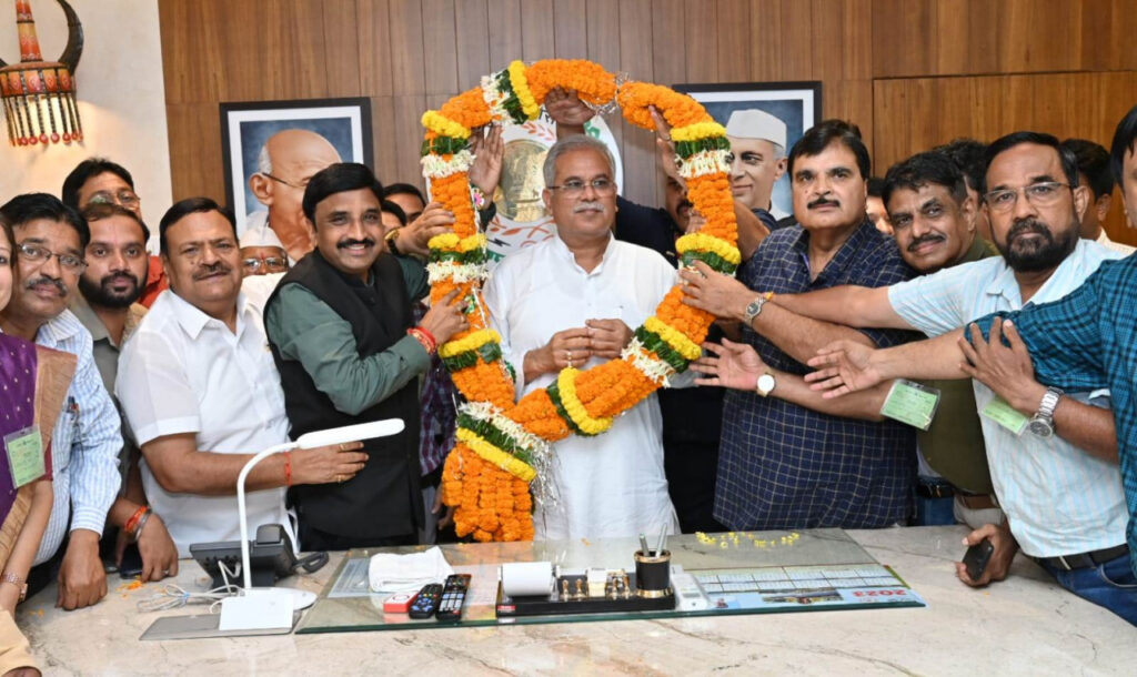 रायपुर : मुख्यमंत्री श्री भूपेश बघेल का छत्तीसगढ़ कर्मचारी अधिकारी संयुक्त मोर्चा ने जताया आभार