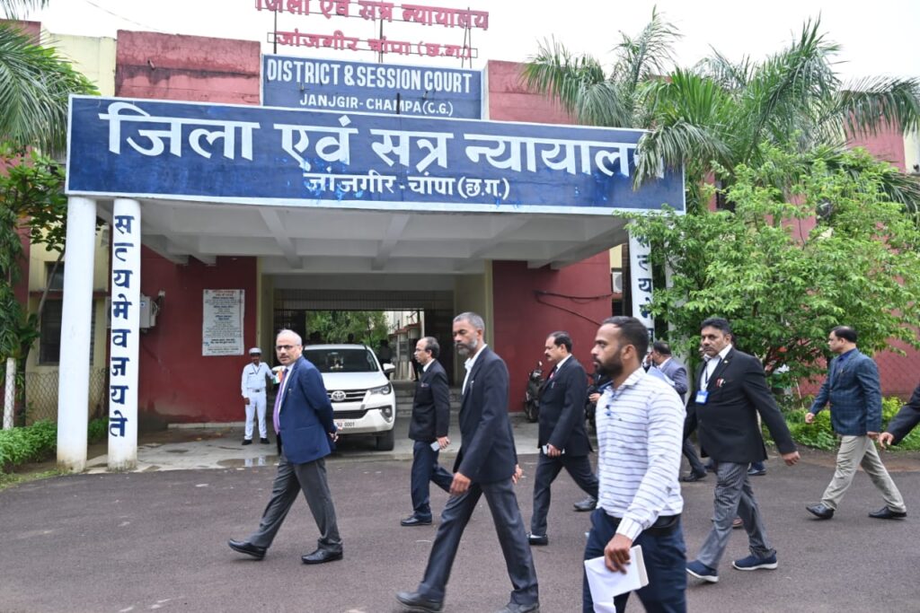 रायपुर : छत्तीसगढ़ उच्च न्यायालय के मुख्य न्यायाधिपति ने जांजगीर-चांपा न्यायालय परिसर का किया औचक निरीक्षण