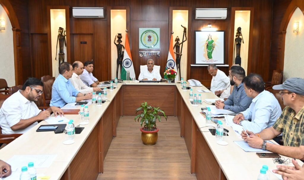 रायपुर : बारिश के बाद सड़कों की त्वरित गति से करें मरम्मतः मुख्यमंत्री श्री भूपेश बघेल