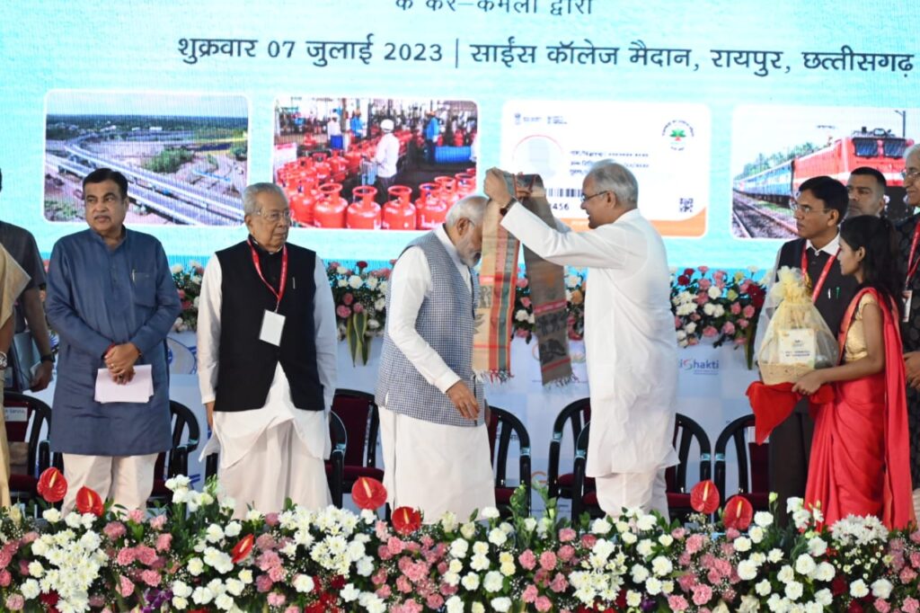 रायपुर : मुख्यमंत्री श्री भूपेश बघेल ने प्रधानमंत्री जी को स्मृति चिन्ह के रूप छत्तीसगढ़ के कारीगरों द्वारा तैयार अंगवस्त्र और मिलेट्स की टोकरी भेंट की…