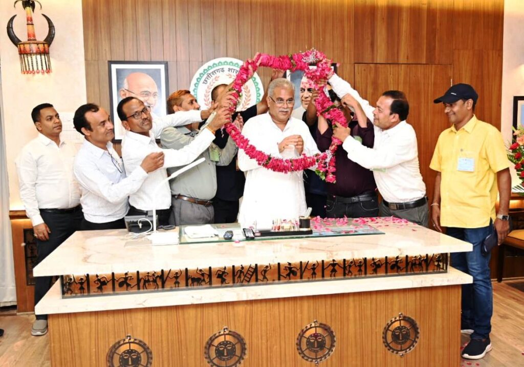 रायपुर : मुख्यमंत्री का शालेय शिक्षक प्रधान पाठक संघ ने जताया आभार….