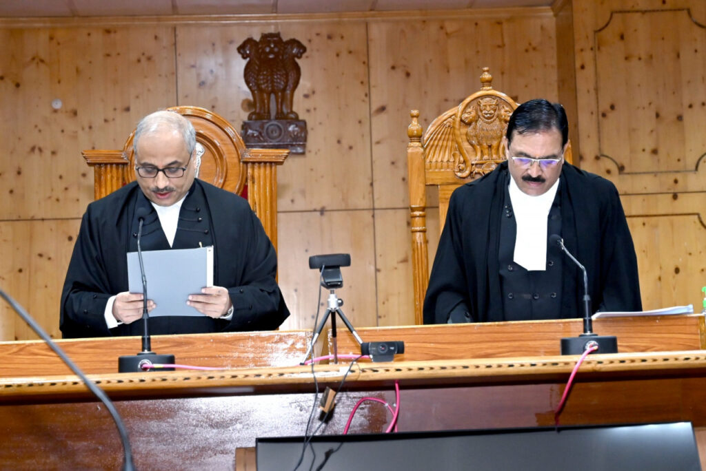 रायपुर : न्यायमूर्ति श्री दीपक कुमार तिवारी बने बिलासपुर हाई कोर्ट के स्थाई जज चीफ जस्टिस श्री रमेश सिन्हा ने दिलायी शपथ