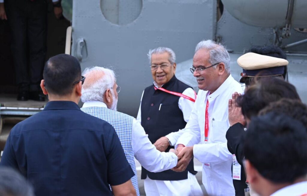 रायपुर : राज्यपाल श्री हरिचंदन और मुख्यमंत्री श्री बघेल ने प्रधानमंत्री श्री नरेन्द्र मोदी को दी भावभीनी बिदाई…