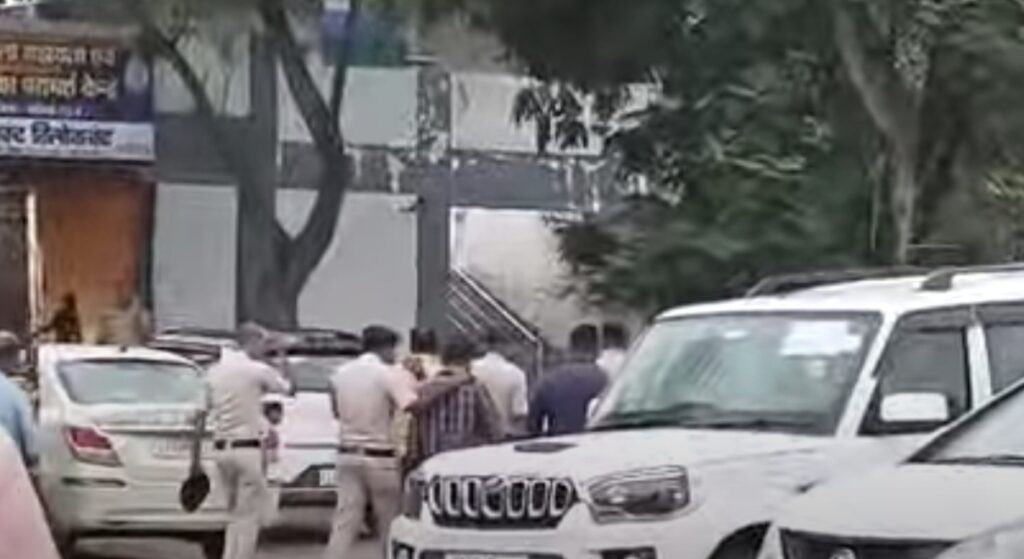 कोरबा:: एमपी नगर कॉलोनी के 3 मंजिले मकान पर पुलिस का छापा, आधा दर्जन से अधिक लड़कियों और लड़कों को संदिग्ध हालत में पकड़ा गया…