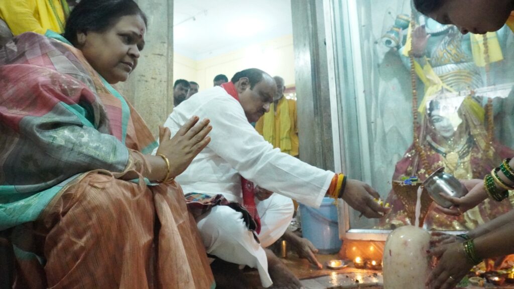 एसईसीएल कालीबाड़ी के पास शिव मंदिर में सपत्नीक जयसिंह अग्रवाल ने कराया महारूद्राभिषेक…सैकड़ो की संख्या में श्रद्धालु हुए शामिल, किया प्रसाद ग्रहण..