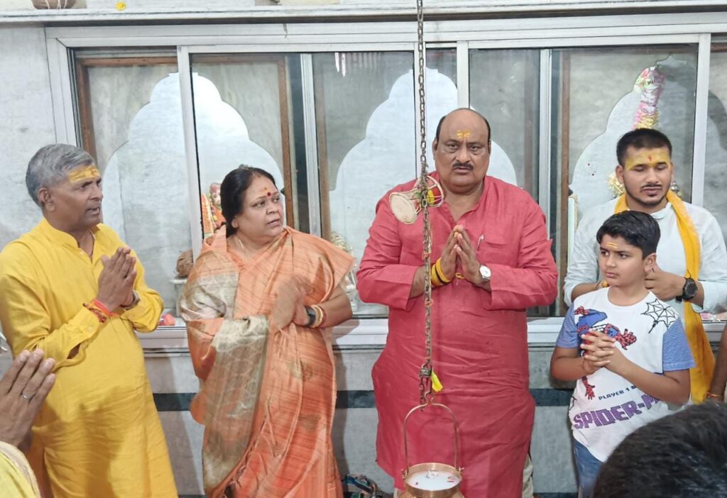 राजस्व मंत्री जयसिंह अग्रवाल ने किया रूद्राभिषेक..