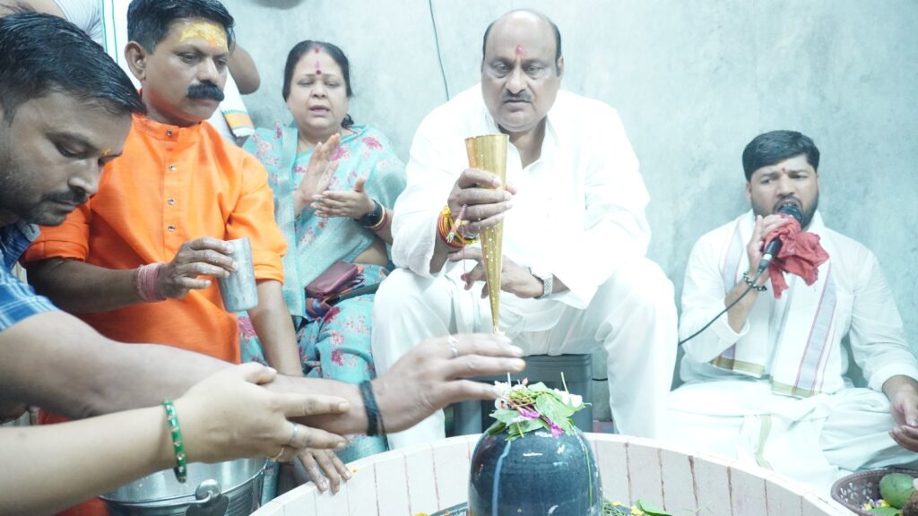 कोरबा क्षेत्र के शिव मंदिर में सपत्नीक जयसिंह अग्रवाल ने कराया महारूद्राभिषेक, सैकड़ो की संख्या में श्रद्धालु हुए शामिल, किया प्रसाद ग्रहण…