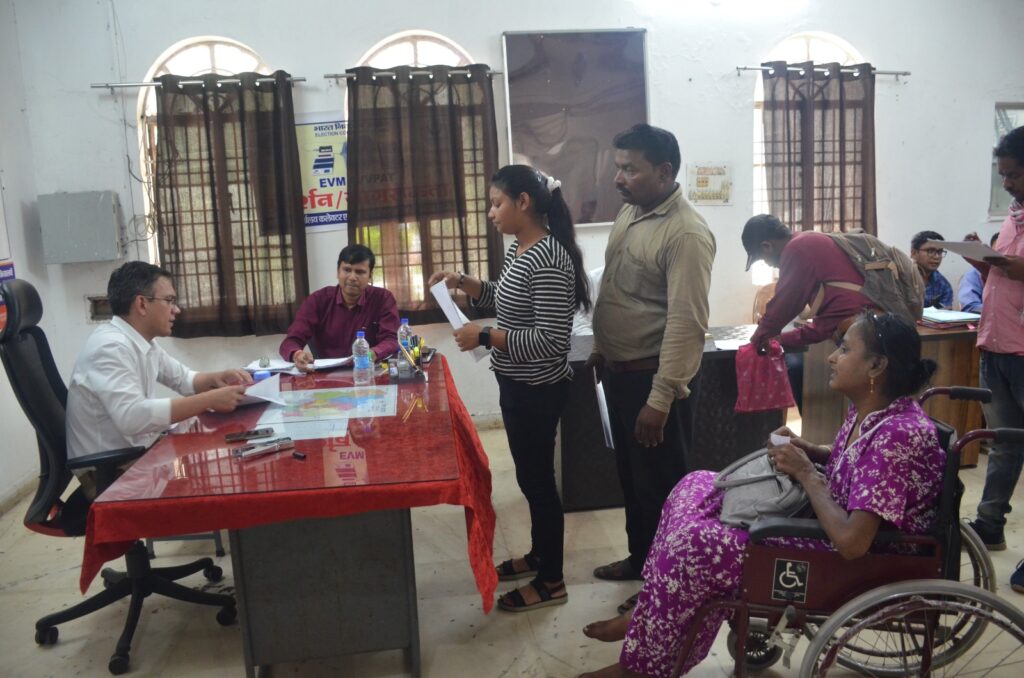 कलेक्टर सौरभ कुमार ने जनचौपाल में सुनी आमनागरिकों की समस्याएं, गरीब साबू बाल्मीकि के बेटे के उपचार के लिए दिए निर्देश, शिवकुमारी का बना राशनकार्ड…