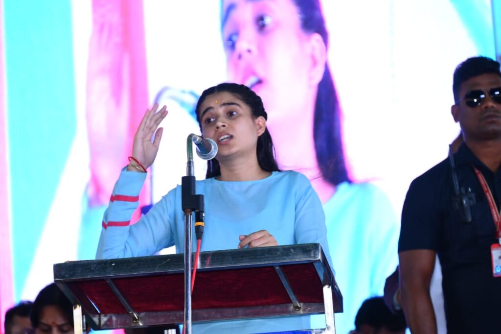 रायपुर : नारायणपुर की वनीता नेताम ने मुख्यमंत्री के समक्ष ‘मेरे सपनों का छत्तीसगढ़’ पर बात रखी