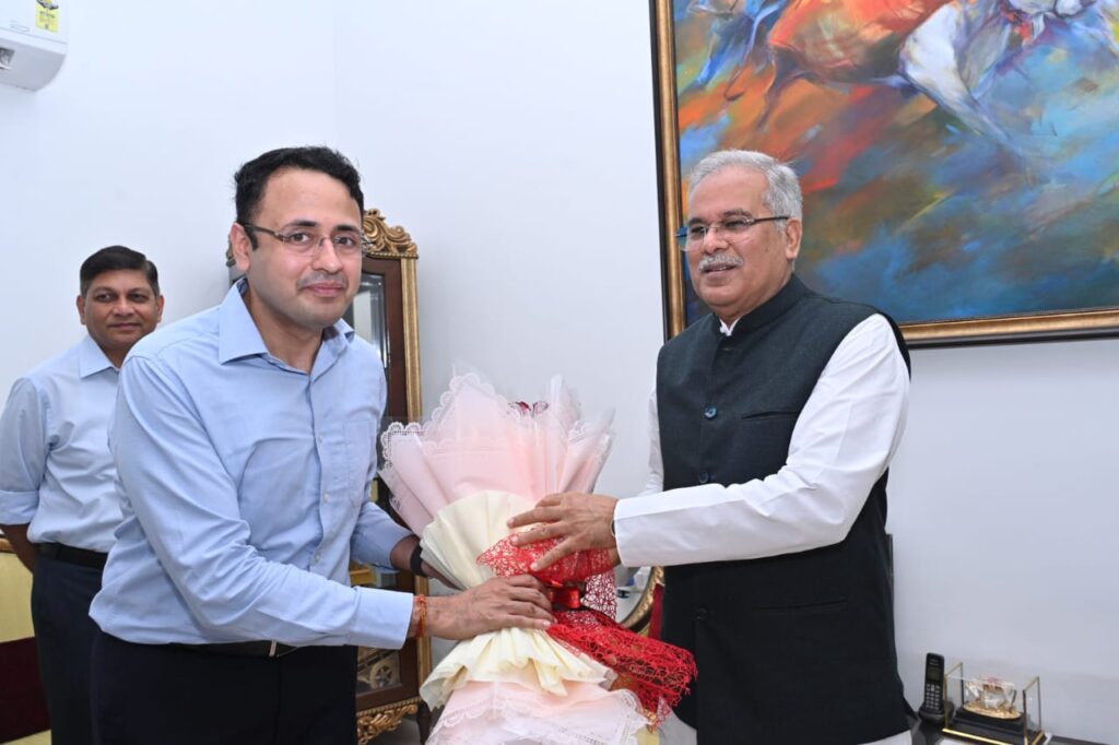 मुख्यमंत्री भूपेश बघेल को उनके जन्मदिवस के अवसर पर आयुक्त श्री दीपांशु काबरा, संचालक जनसंपर्क सौमिल रंजन चौबे ने पुष्प गुच्छ भेंट कर बधाई और शुभकामनाएं दीं..