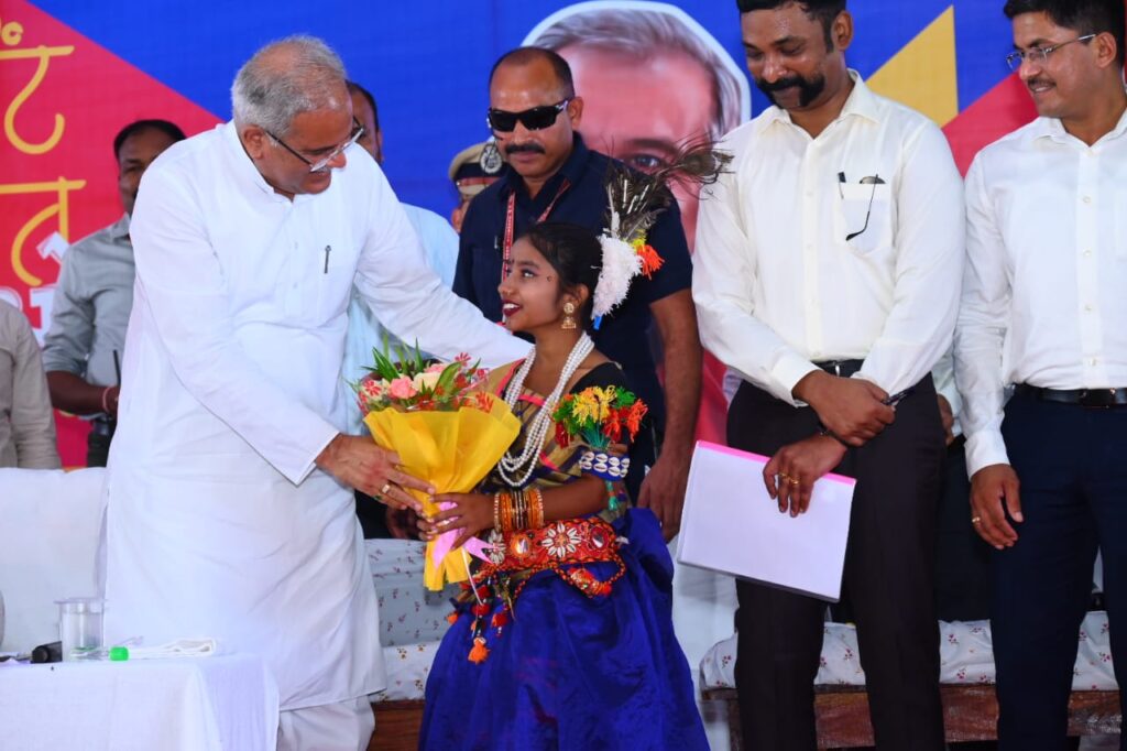 रायपुर : मुख्यमंत्री श्री भूपेश बघेल ने भेंट-मुलाकात के दौरान सांस्कृतिक कार्यक्रम में बेहतरीन प्रस्तुति देने वाली हर्षलता साहू का पुष्पगुच्छ से स्वागत किया