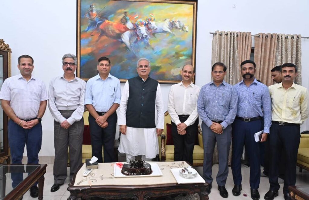 रायपुर : वरिष्ठ अधिकारियों ने मुख्यमंत्री को जन्मदिन पर दी शुभकामनाएं