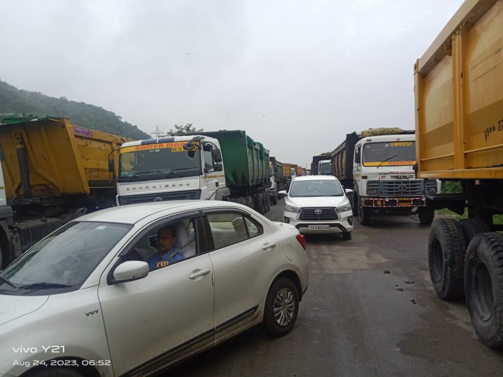 KORBA: भारी वाहनों के चलते सड़क पर आए दिन भारी जाम:बच्चे समय पर नहीं पहुंच पा रहे स्कूल; आक्रोशित लोगों ने किया चक्काजाम…