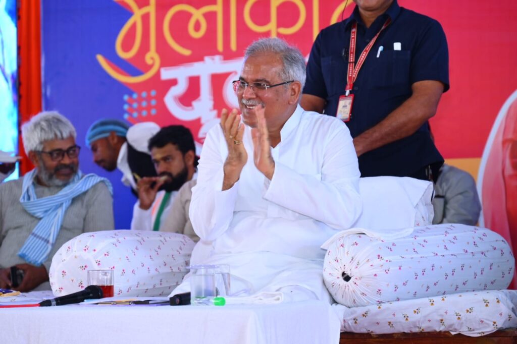 रायपुर : ‘भेंट-मुलाकात युवाओं के साथ’ कार्यक्रम में मुख्यमंत्री श्री भूपेश बघेल के समक्ष बस्तर संभाग के विभिन्न जिले से आए युवा कविता, भाषण के माध्यम से सपना के नवा छत्तीसगढ़ विषय पर विचार प्रस्तुत कर रहे हैं