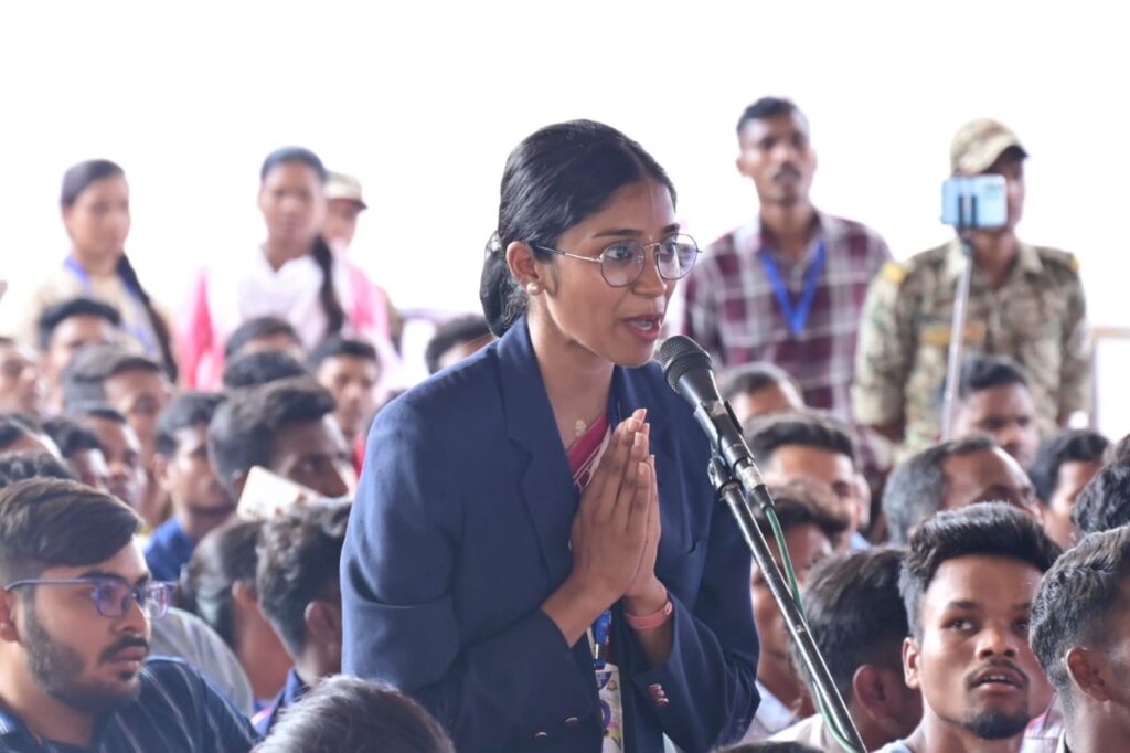 रायपुर : बस्तर जिले के जगदलपुर स्थित क्राइस्ट कॉलेज की छात्रा कुमारी भूमिका साहा ने मुख्यमंत्री को बादल एकेडमी की स्थापना के लिए धन्यवाद ज्ञापन दिया