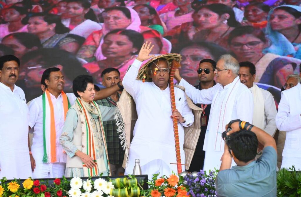 रायपुर : ’भरोसे का सम्मेलन’ : भरोसा का सम्मेलन इसलिए क्योंकि मुख्यमंत्री श्री भूपेश बघेल की सरकार ने वादा पूरा करके दिखाया: श्री मल्लिकार्जुन खड़गे