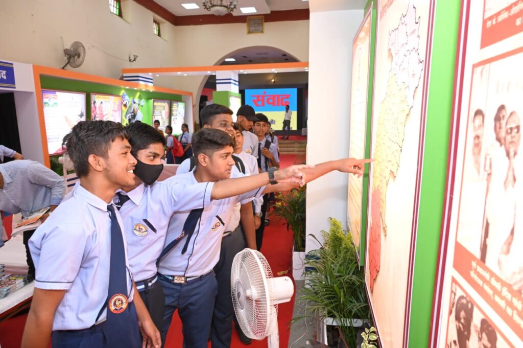 रायपुर : छायाचित्र प्रदर्शनी: छत्तीसगढ़ के विकास और पुरखों के संघर्ष की जीवंत गाथा