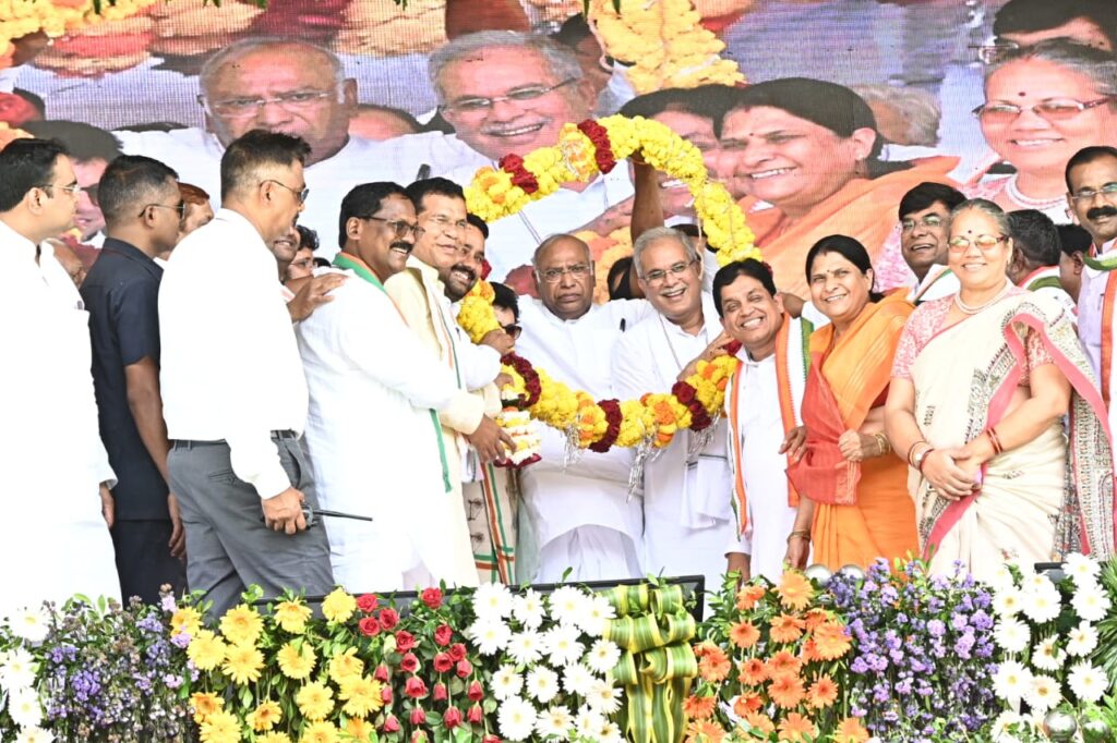 रायपुर : नेता प्रतिपक्ष, राज्यसभा श्री मल्लिकार्जुन खड़गे का मुख्य मंच पर गजमाला से स्वागत किया गया