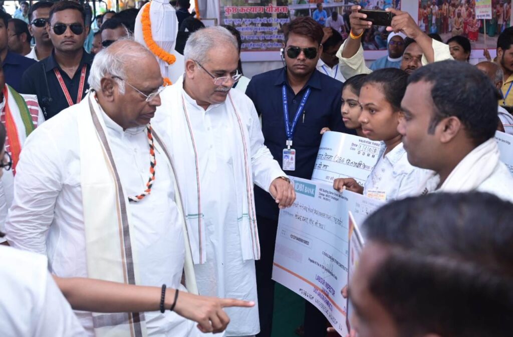 रायपुर : एक लाख रुपए की सहायता दृष्टिबाधित दम्पति के जीवन से दूर करेगा गरीबी का अंधियारा