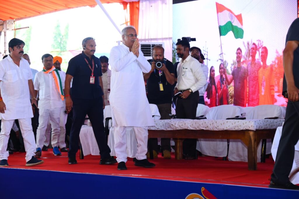 रायपुर : मुख्यमंत्री श्री भूपेश बघेल युवाओं से भेंट-मुलाकात के लिए बस्तर संभाग के मुख्यालय जगदलपुर के शासकीय काकतीय पीजी कॉलेज मैदान धरमपुरा पहुंचे…