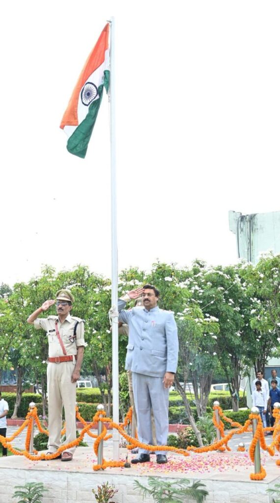 रायपुर : विधानसभा सचिवालय में स्वतंत्रता दिवस उत्साह, उमंग एवं उल्लास के साथ मनाया गया