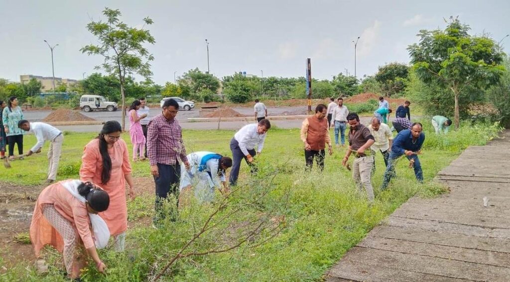 रायपुर : राज्य सूचना आयोग के अधिकारी-कर्मचारियों ने किया श्रमदान..