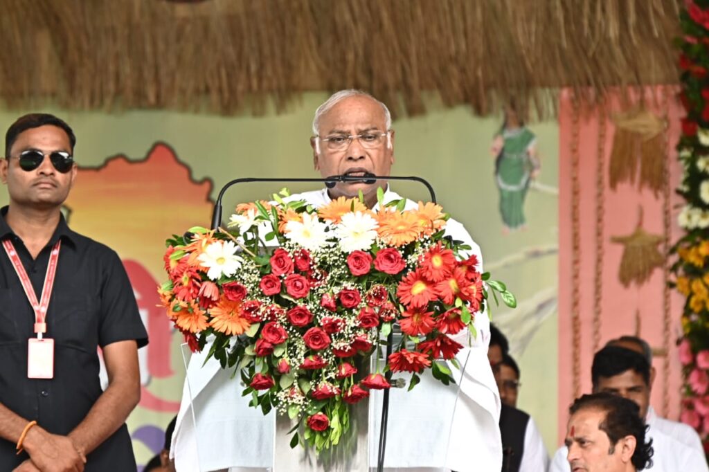 रायपुर : भरोसे के सम्मेलन के मुख्य अतिथि राज्यसभा नेता प्रतिपक्ष श्री मल्लिकार्जुन खड़गे का उद्बोधन…
