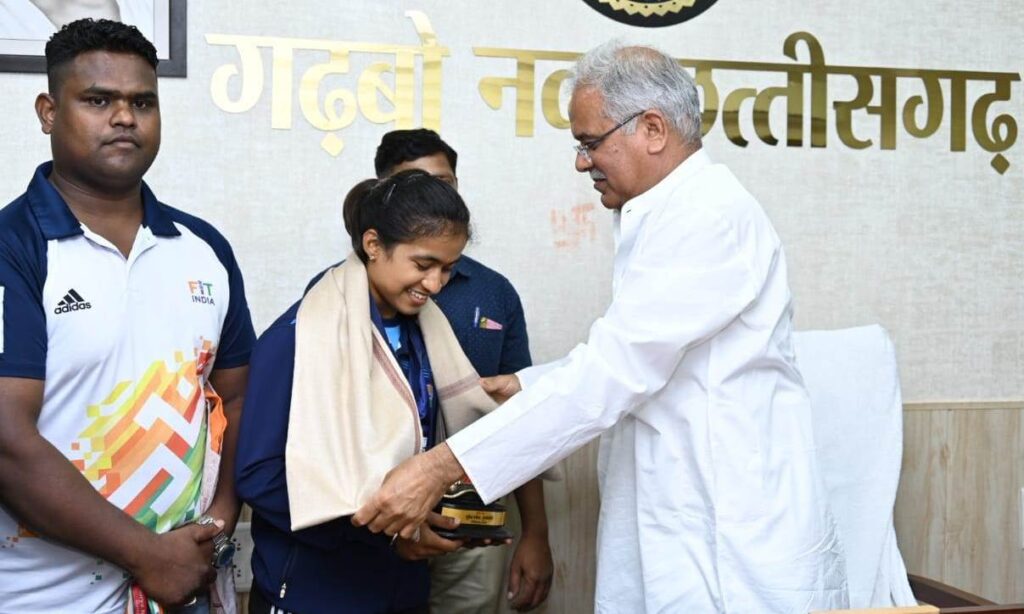 रायपुर : मुख्यमंत्री की घोषणा हुई पूरी : छत्तीसगढ़ की बेटी ज्ञानेश्वरी बनी पुलिस विभाग में सहायक उप निरीक्षक