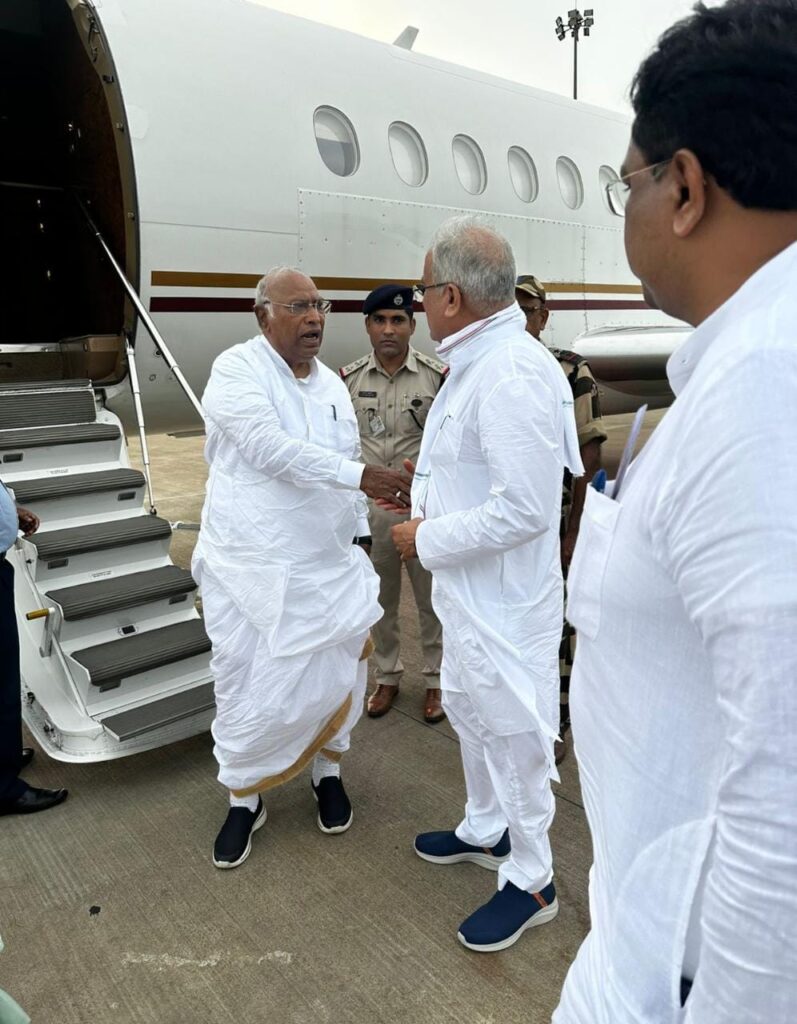 रायपुर : मुख्यमंत्री श्री भूपेश बघेल ने जांजगीर में आयोजित भरोसे के सम्मेलन में शामिल होने के बाद रायपुर के स्वामी विवेकानंद एयरपोर्ट पर राज्यसभा के नेता प्रतिपक्ष श्री मल्लिकार्जुन खड़गे को भावभीनी विदाई दी…