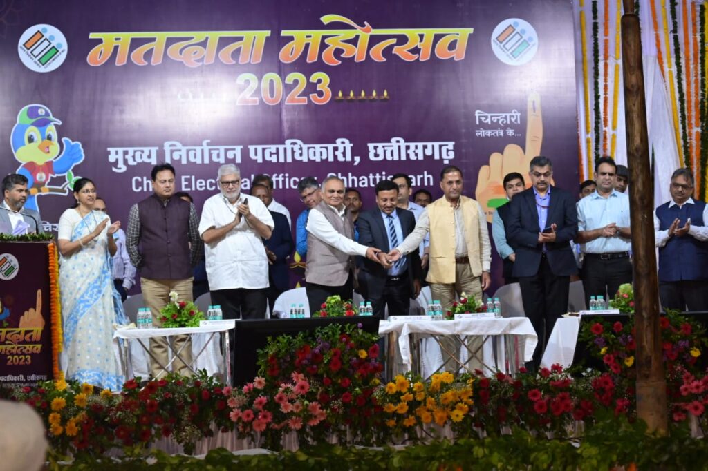 रायपुर : मुख्य निर्वाचन आयुक्त श्री राजीव कुमार ने किया मतदाता महोत्सव प्रदर्शनी, चिन्हारी लोकतंत्र के, का शुभारंभ