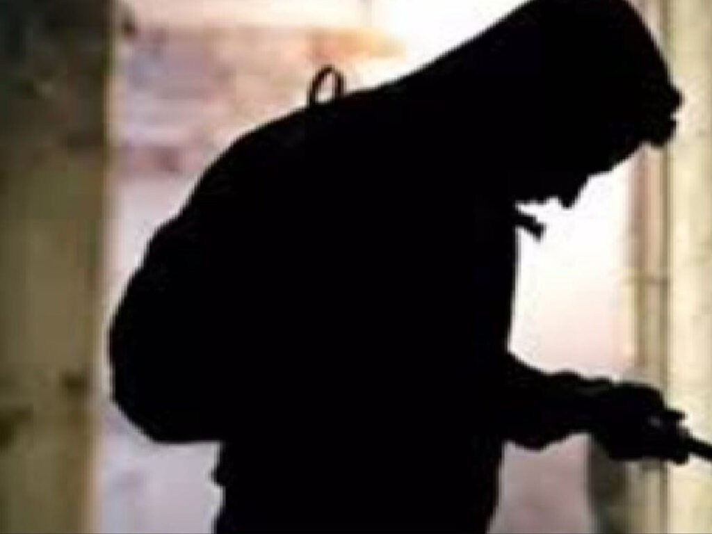 युवक के हाथ से ले गए एक लाख का सोना: सड़क किनारे कार में सो रहा था, नींद खुली तो ब्रेसलेट-अंगूठी हो चुकी थी चोरी…