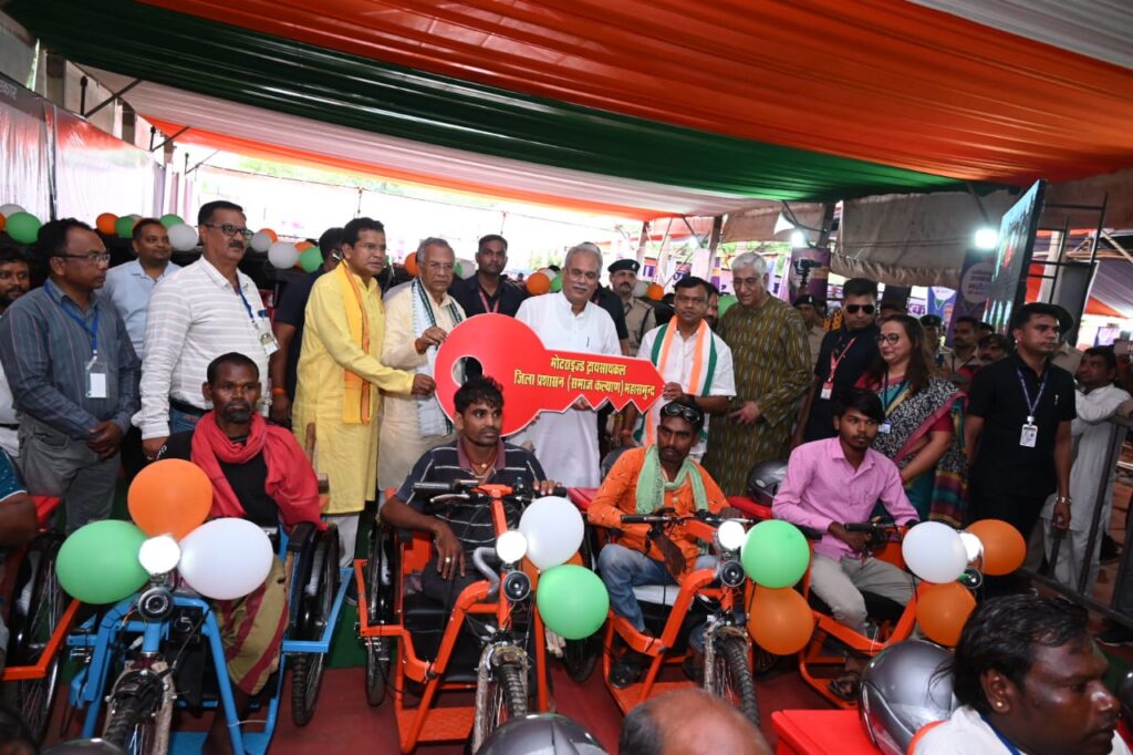 रायपुर : मुख्यमंत्री श्री भूपेश बघेल कार्यक्रम स्थल पर विभिन्न विभागों द्वारा लगाए गए स्टालों का अवलोकन कर रहे है