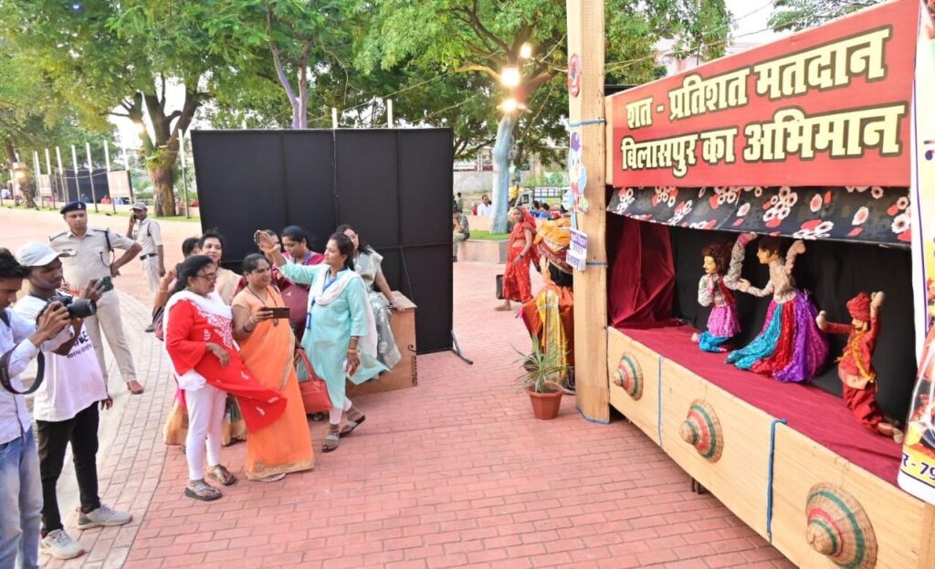 रायपुर : कठपुतली नृत्य बना आकर्षण का केंद्र, रोचक नृत्यों से मतदाताओं को दिया मतदान का संदेश